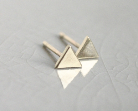 solid gold mini triangle studs (shiny)