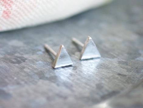 silver triangular stud earrings (shiny)