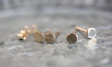 solid gold mini circle studs (shiny)