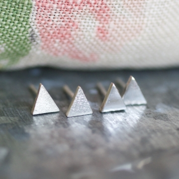 silver triangular stud earrings (matt)