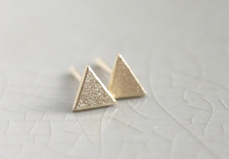 solid gold mini triangle studs (matt)